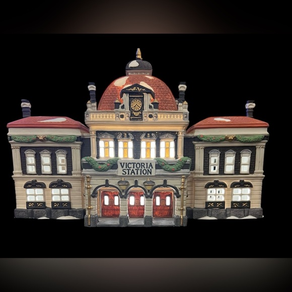 Department 56 Victoria Station Holiday Decor - Red Green Black